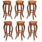 <b>Conjunto de 6 bancos altos de bar </b>em madeira, com assento em palhinha e estrutura de pernas recurvas interligadas por travessas. Med. 78 x 34 cm