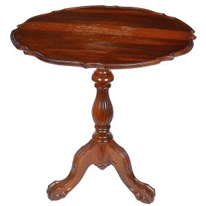 <b>Mesa lateral </b>em madeira entalhada, com tampo recortado apoiado sobre coluna torneada e base tripé terminada pés de garra e bola. Med. 68 x 63 cm