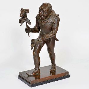 <b>Escultura </b>em bronze, representando bobo da corte com marionete zoomorfa, apoiados sobre base retangular. Assinada Charis Brandt. Alt. 58 cm