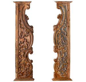 Belíssimo <B>par de talhas </B>barrocas em madeira patinada, apresentando elaborado entalhe com angras, volutas e acantos. Séc. XVIII. Alt. 118 cm
