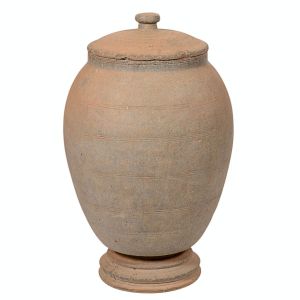 <b>Vaso </b>em cerâmica de queima baixa, com corpo ovoide apoiado sobre base circular escalonada e tampa superior em formato abaulado. Alt. 70 cm