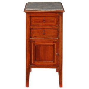 <b>Mesinha de cabeceira </b>em madeira nobre, com tampo em mármore cinza rajado, composta por duas gavetas e porta inferior. Med. 82 x 37 x 35 cm