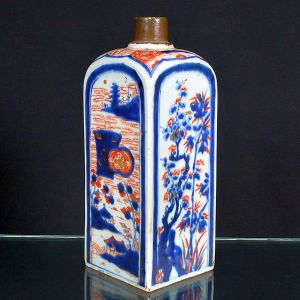 "<b>Flask</b>" em porcelana Companhia das Índias decorada com paisagens em rica policromia Chinese Imari realçada a ouro. Séc. XVIII. Alt. 24 cm