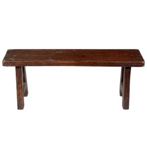 <b>Banco </b>em madeira maciça, de linhas simples e estrutura retangular, apoiado sobre pés laterais em forma de cavalete. Med. 47 x 120 x 29 cm