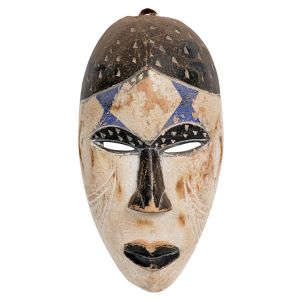 <b>Máscara africana </b>esculpida em madeira, com pintura em tons de branco, preto e azul e formato alongado com traços estilizados. Alt. 24 cm