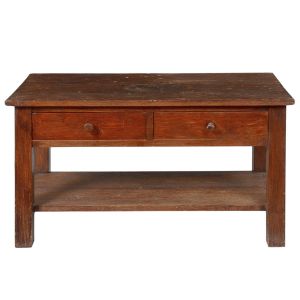 <b>Mesa de centro </b>em madeira maciça, de linhas simples, com dois gavetões frontais e prateleira inferior para apoio. Med. 53 x 100 x 50 cm