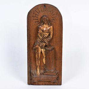 Belíssima <B>talha </B>barroca com a representação de Cristo e coluna de concepção erudita e resquícios de policromia. Séc. XVIII. Alt. 33 cm