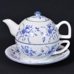 <b>Conjunto "tea for one" </b>em porcelana branca decorada com flores azuis. Composto por bule acoplável à xícara e pires. Alt. do bule 14 cm