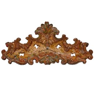 Belo <b>florão </b>ricamente entalhado e policromado com elementos do Barroco e pequenos vazados. Séc. XVIII. Alt. 90 cm; Compr. 170 cm