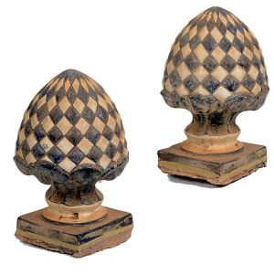 <b>Par de pinhas </b>em cerâmica esmaltada policromada, nas cores azul e bege, com base quadrada. Sinais de desgastes do tempo. Alt. 30 cm