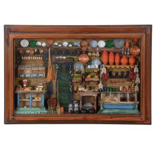 <b>Vitrine decorativa </b>em madeira patinada, contendo composição cenográfica com miniaturas de venda de secos e molhados.Med. 60 x 85 cm