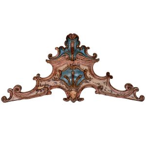 Belo <b>florão </b>barroco em madeira entalhada com seus elementos característicos e pátina em bege e azul. Séc. XVIII. Med. 84 x 170 cm