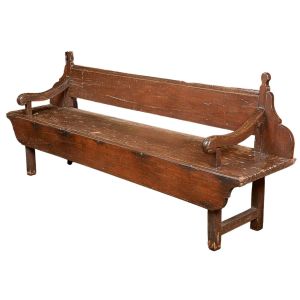 <b>Banco rústico </b>em madeira de grandes dimensões, encosto retilíneo e braços recurvados, laterais recortados. Med. 100 x 264 x 49 cm