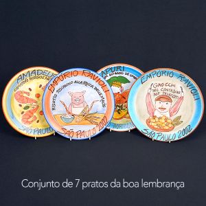 <b>Conjunto de sete pratos da Boa Lembrança</b>. Peças em cerâmica decorada, com pinturas alusivas a pratos e restaurantes tradicionais.