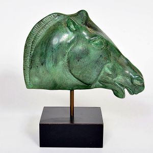 <b>Escultura </b>em bronze patinado representando cabeça de cavalo. Montada sobre haste metálica e base paralelepipédica. Alt. 27 cm