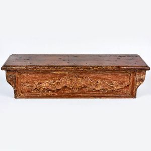 Console sacro de parede, de forma retangular, em madeira policromada com belos entalhes barrocos. Séc. XIX. Med. 20 x 80 x 25 cm