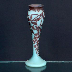 <b>Vaso </b>em vidro camafeu azulado, da manufatura Richard, decorado com ramagens escuras em alto-relevo. Assinado na base. Alt. 30 cm