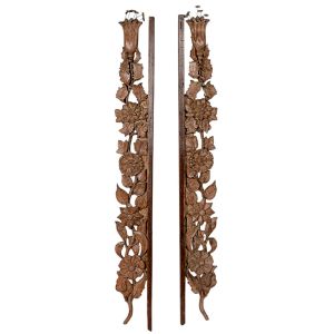 <b>Par de talhas </b>esculpidas em madeira, com rica decoração em motivos florais entrelaçados ao longo de toda a peça. Alt. 153 cm