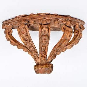 Bela <B>talha </B>barroca em madeira esculpida e policromada, na forma de coroa encimada por elemento enrolado. Séc. XVIII. Alt. 23 cm