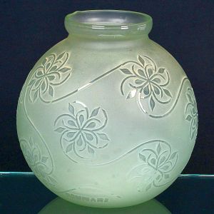 <b>Vaso </b>em cristal satinado Munari, de formato globular, com decoração floral em baixo-relevo e reservas lapidadas. Alt. 27 cm