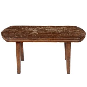 <b>Mesa de centro rústica</b>, em madeira maciça, com tampo de formato ovalado sustentado por quatro pés retos. Med. 50 x 104 x 48 cm