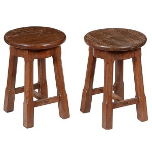 <b>Par de bancos </b>em madeira, de formato circular, apoiados sobre quatro pés retos levemente chanfrados, interligados por traves.