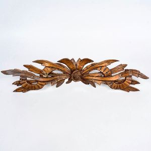 <b>Talha </b>em madeira esculpida e vazada com resquícios de policromia decorada com ondulações e folhagens. Séc. XIX. Compr. 76 cm