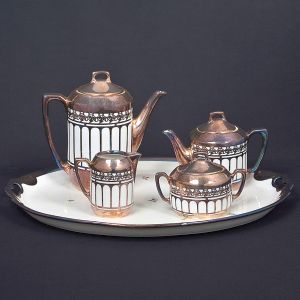 <b>Conjunto de chá composto de 4 peças e bandeja</b>, em porcelana branca lisa, com montagem em metal prateado. Total de 5 peças.