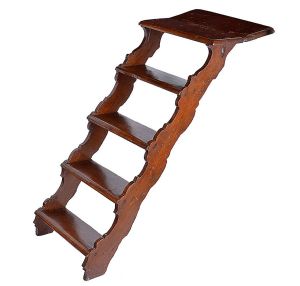 Rara <b>escada </b>para compor mesa de altar, em madeira, com 5 degraus com montantes movimentados. Séc. XVIII / XIX. Alt. 124 cm