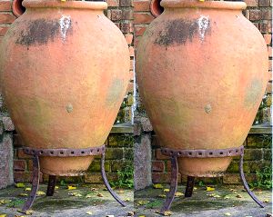 <b>Par de grandes vasos </b>em terracota, de formato bojudo, com boca retilínea, apoiados em bases de ferro forjado. Alt. 104 cm