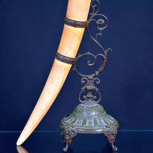 <b>Chifre </b>em marfim com montagem e base em bronze finamente trabalhado. Ao topo, terminação no formato de coroa. Alt. 70 cm