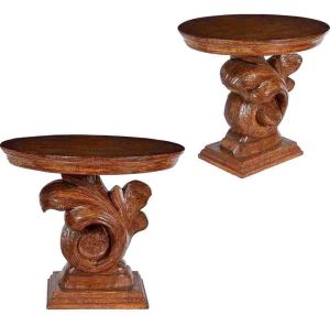<b>Par de mesas laterais </b>em madeira entalhada, com base em volutas de inspiração clássica e tampo circular. Med. 62 x 70 cm