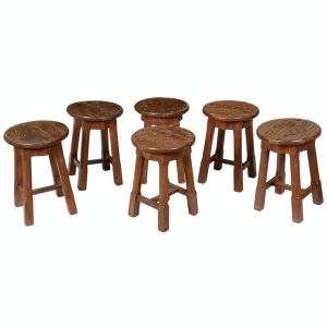 <b>Conjunto de seis banquinhos </b>em madeira maciça, de formato circular e pernas retas interligadas por travessas. Alt. 50 cm