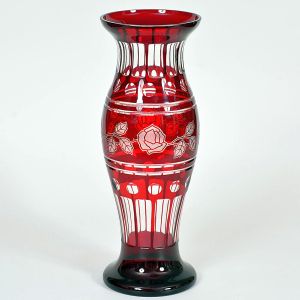 <b>Vaso </b>em cristal vermelho "overlay", com lapidação floral e recortes geométricos. Apresenta mínimos bicados. Alt. 42 cm