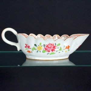 <b>Molheira </b>navicular em porcelana Companhia das Índias decorada em policromia nos esmaltes da Família Rosa com flores. Compr. 19 cm