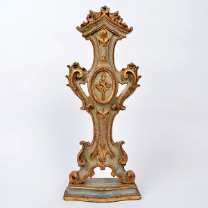 Bela <b>palma de altar </b>em madeira entalhada e patinada em azul com recortes de flores e volutas. Séc. XVIII. Alt. 56 cm