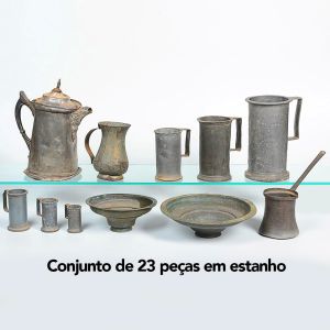 <b>Conjunto composto por 23 peças em estanho</b>, entre jarras, canecas medidoras, recipientes diversos, pratos e conchas.