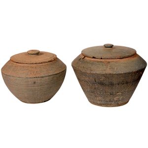 <b>Par de vasos </b>em cerâmica de queima baixa, ambos com tampas. Corpos de formato bojudo e cônico. Alt. 40 e 45 cm