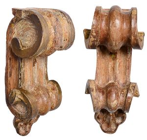 <B>Par de peanhas </B>em madeira patinada e entalhada em robustos enrolados terminados em trevos. Séc. XVIII. Alt. 38 cm