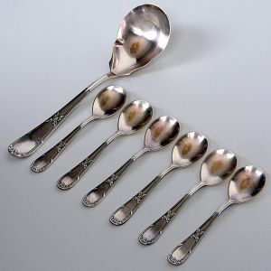 <b>Conjunto de 7 colheres para sorvete </b>em metal Wolff, acondicionadas em estojo original forrado em tecido amarelo.