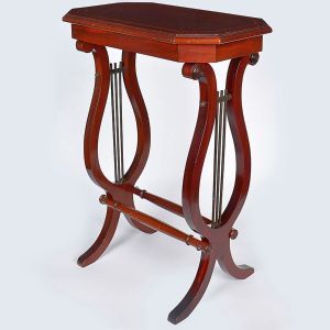 <b>Mesa de apoio </b>em madeira, com tampo oitavado, pés em lira com travessas metálicas centrais. Med. 69 x 50 x 29 cm