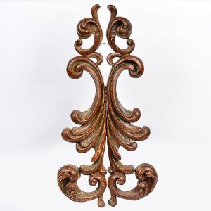 Grande <b>talha </b>em madeira policromada e esculpida em belos vazados com volutas e folhagens. Séc. XIX. Alt. 95 cm