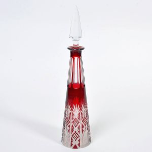 <b>Garrafa </b>de forma cônica, em cristal "overlay" vermelho, lapidado com motivos geométricos e florais. Alt. 33 cm