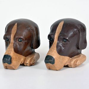 <b>Par de "serre-livres" </b>em madeira entalhada e policromada, representando cabeças de cães de caça. Alt. 14 cm