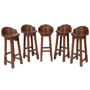 <b>Conjunto de cinco bancos de bar</b>, altos, em madeira. Assentos circulares com espaldar semicurvo. Alt. 84 cm