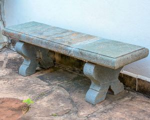 <b>Par de bancos </b>em pedra lavrada, com assentos retangulares apoiados sobre pés em formato curvo estilizado.