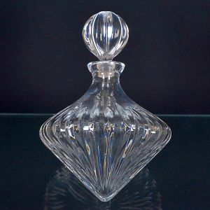 <b>Garrafa</b>  inglesa na forma de pião em cristal lapidado em escavados verticais. Acompanha colar. Alt. 25 cm