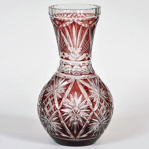 <b>Vaso </b>em cristal "overlay" na cor rubi, lapidado com delicados desenhos geométricos e florais. Alt. 36 cm