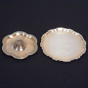 <b>Conjunto de duas pequenas peças em prata</b>, uma inglesa e a outra da casa TIFFANY & Co, Sterling Silver.