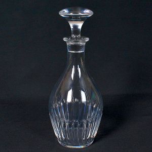 <b>Garrafa </b>em cristal Baccarat, de pescoço alongado, base lapidada com frisos e tampa facetada. Alt. 28 cm